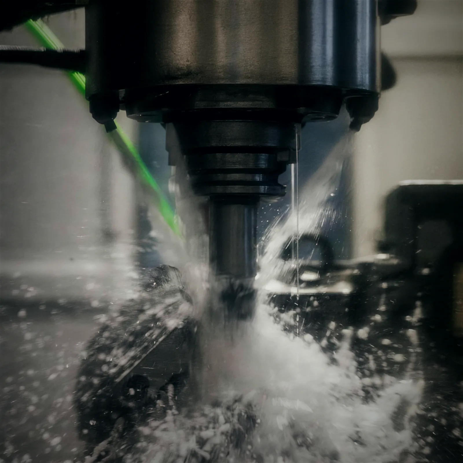 Fräser mit Kühlschmierstoff beim Bearbeiten eines Metallteils