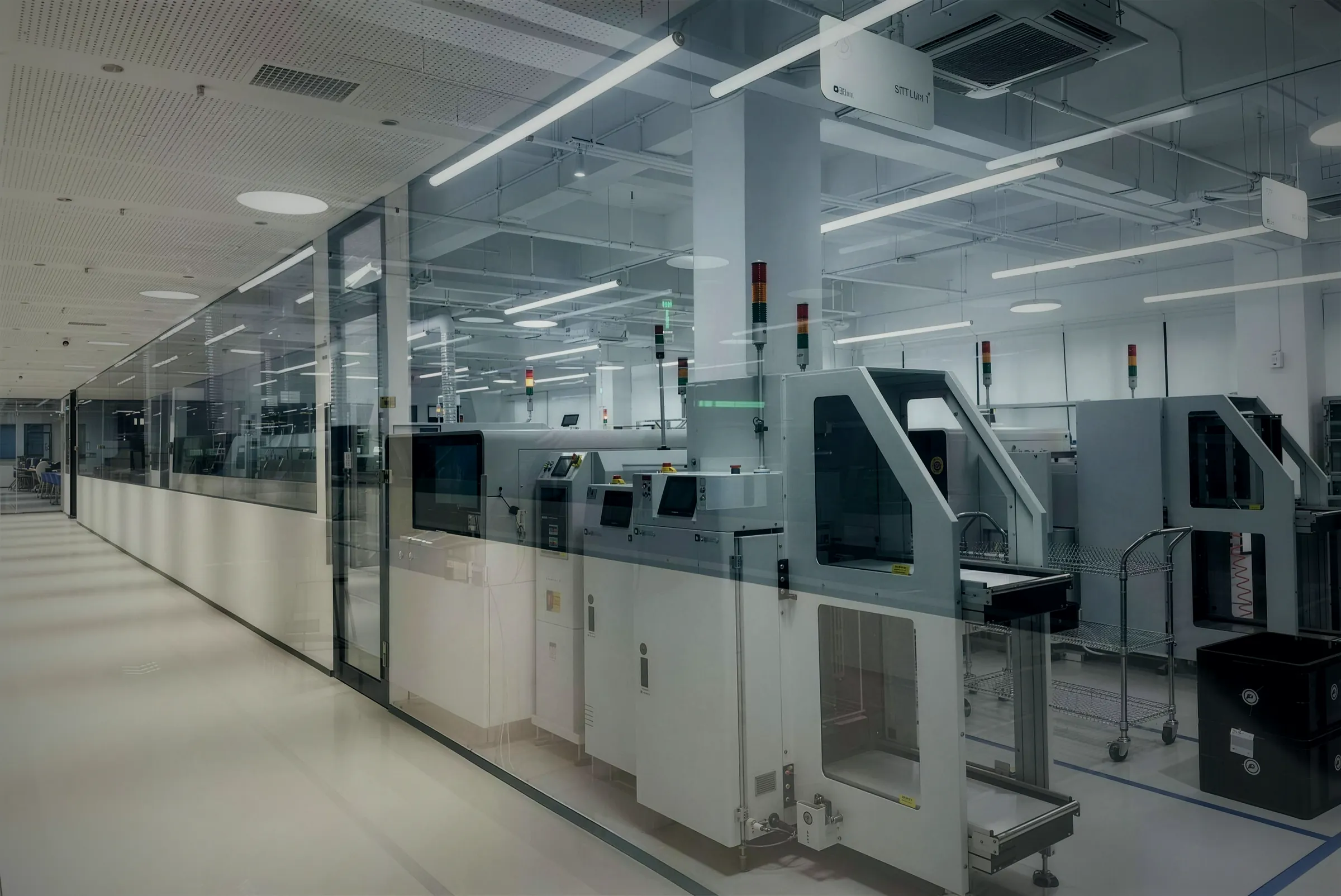 SMT-Fertigungslinie in einer hellen Produktionshalle