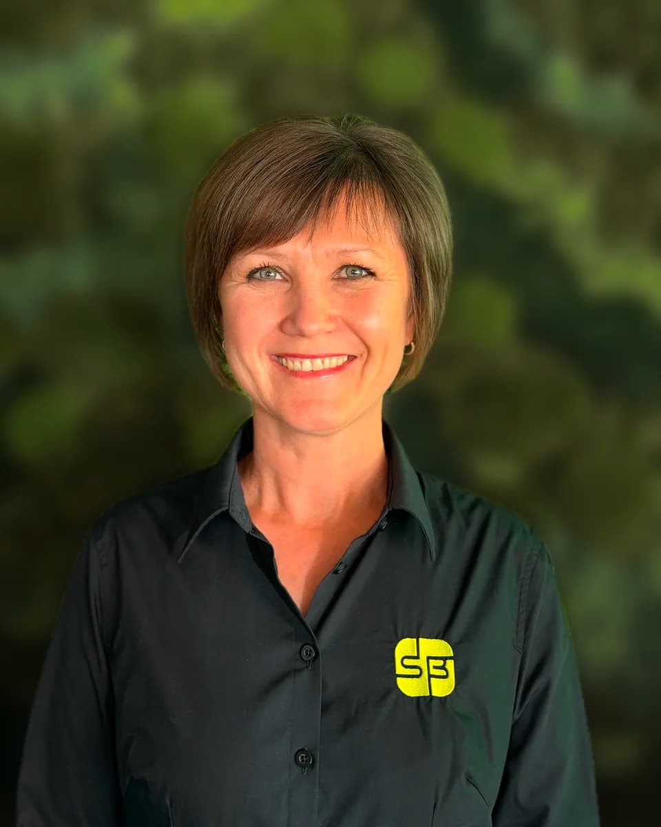 Natalie Brikmann vor der Moos-Wand im Büro von SB-Elektronik