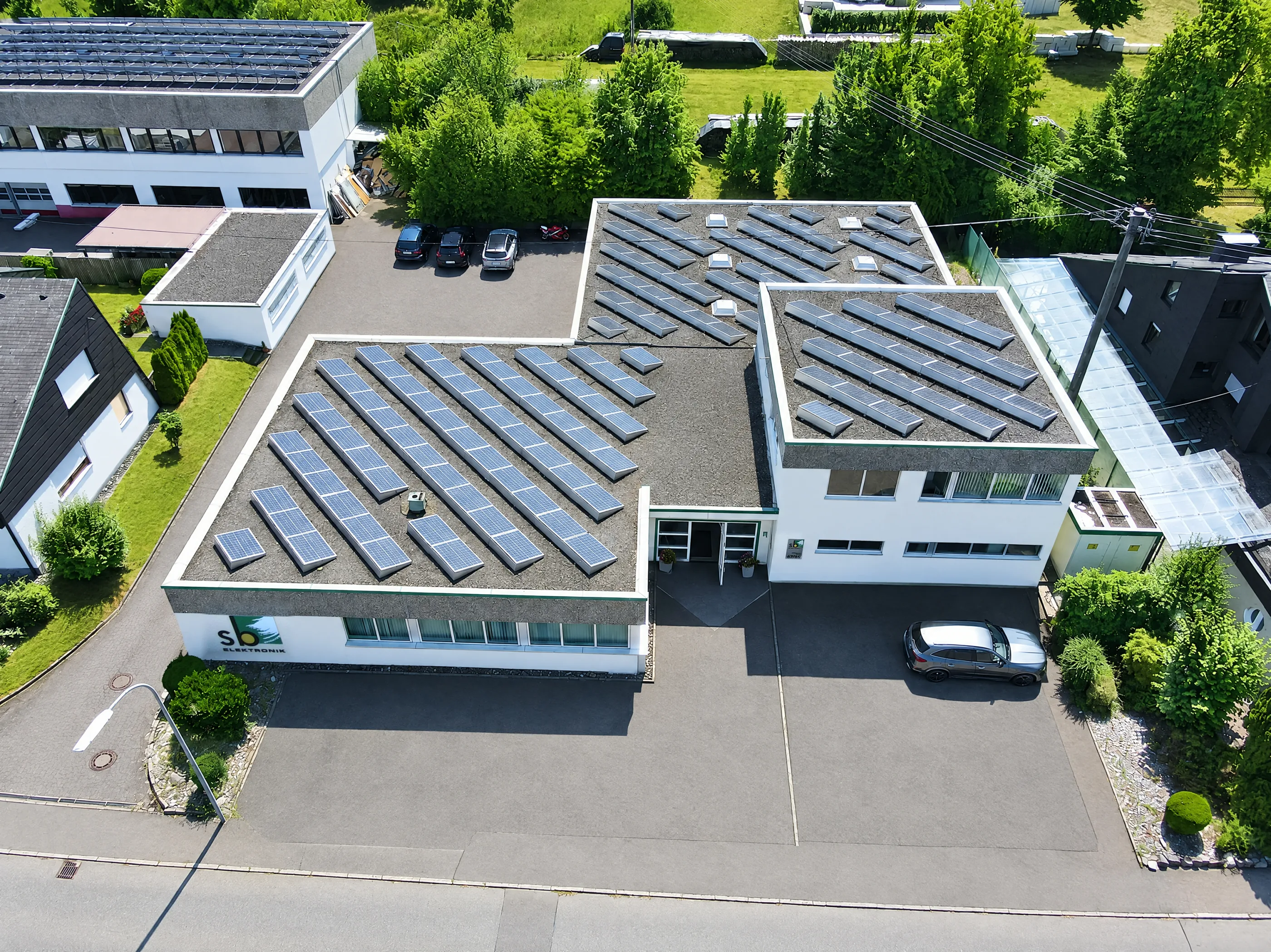 Luftaufnahme des Firmengebäudes von SB-Elektronik in Balingen mit Photovoltaik auf allen Dächern